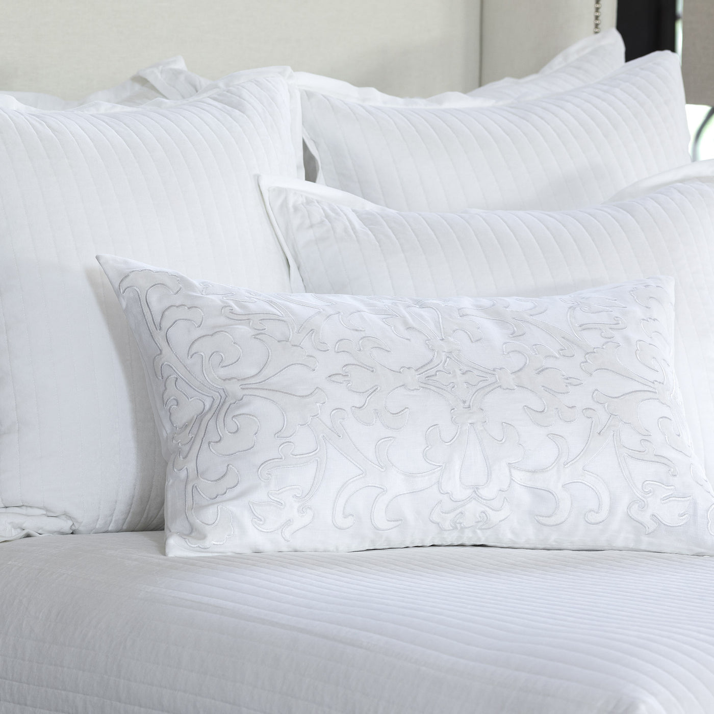 Olivia Lg Rect Pillow White Linen / White Matte Velvet Applique 18X30 (Insert Included)