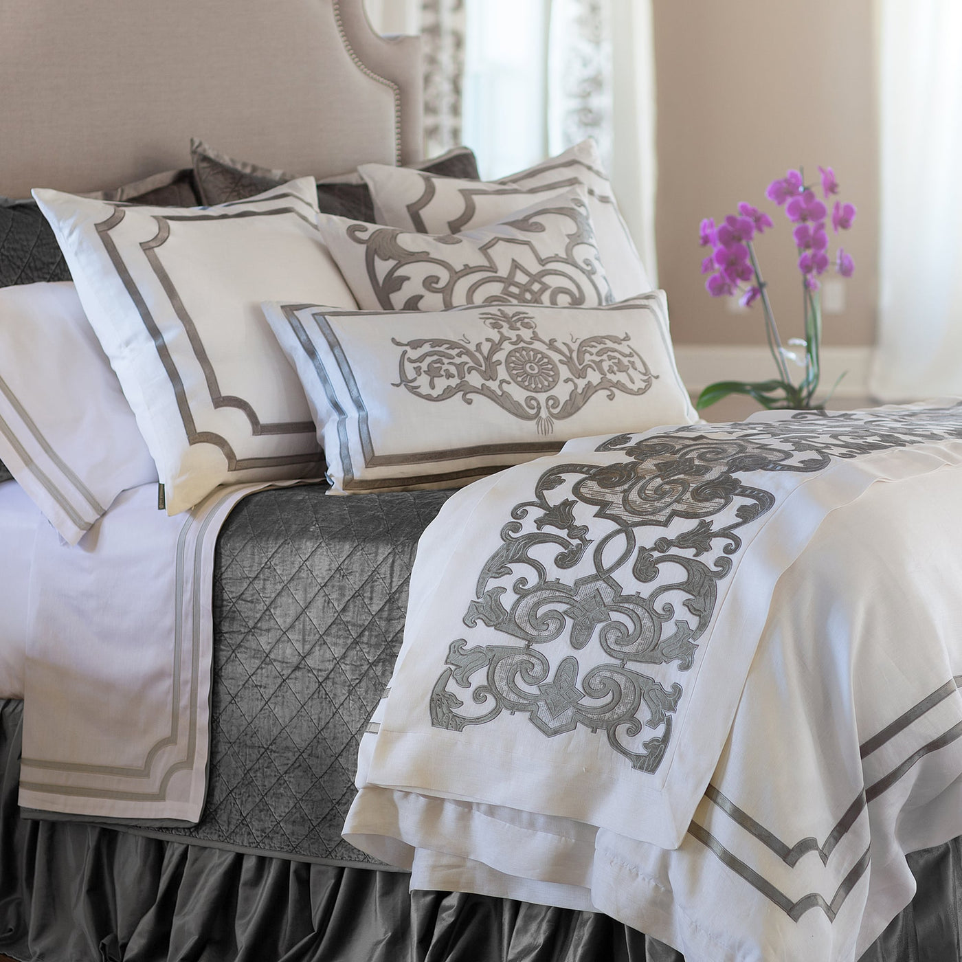 Soho Standard Pillow / White Linen / Silver Velvet 20X26