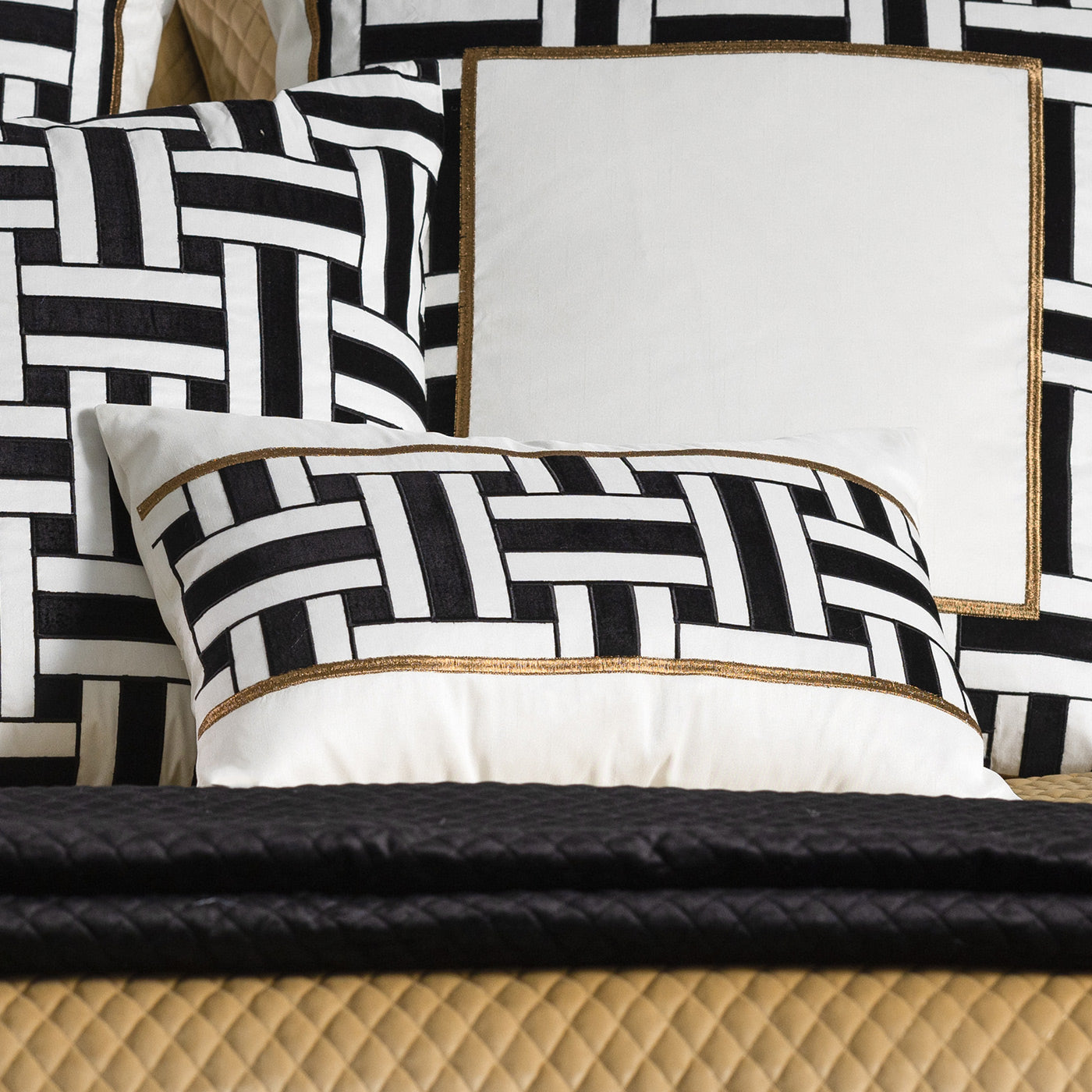 Tommy Lg Rectangle Pillow Ivory Black Gold 18x30